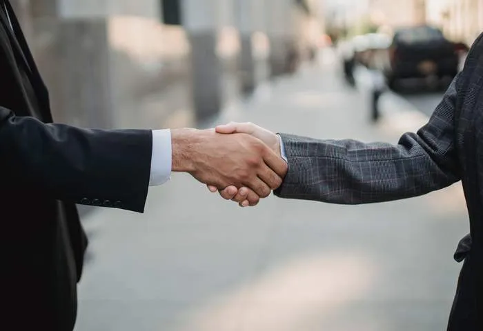 Une poignée de main entre deux professionnels